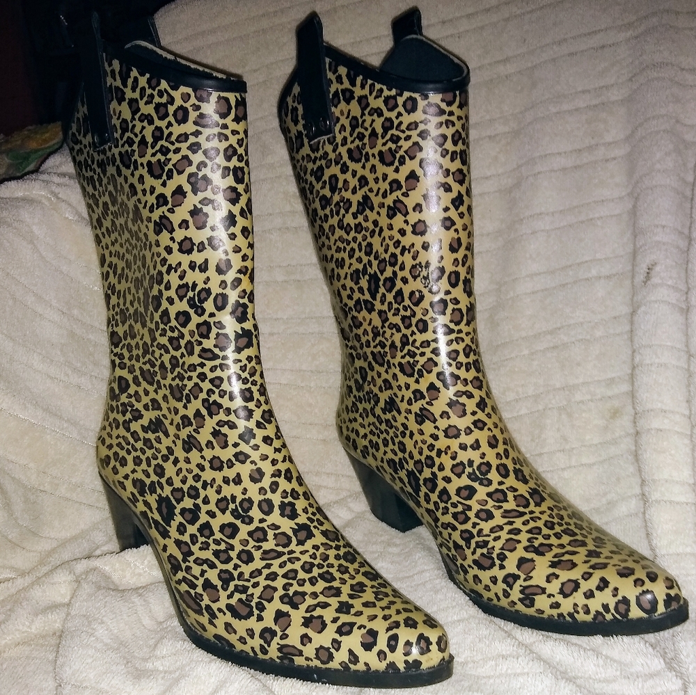 Capelli rain boots & Thirty-one purse Cheetah